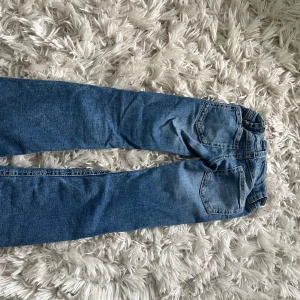 Blå lowwaist, bootcut jeans  - Snygga blå jeans i väldigt fint skick! Kontakta om du vill ha fler bilder. 