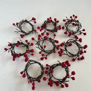 Servettringar med röda bär och grenar - Säljer ett set med dekorativa servettringar som är formade av bruna grenar och prydda med glansiga röda bär. 