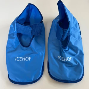 Blå kylstrumpor från ICEHOF - Säljer ett par blå isstrumpor från ICEHOF, perfekta för att kyla ner fötterna. Oanvända!