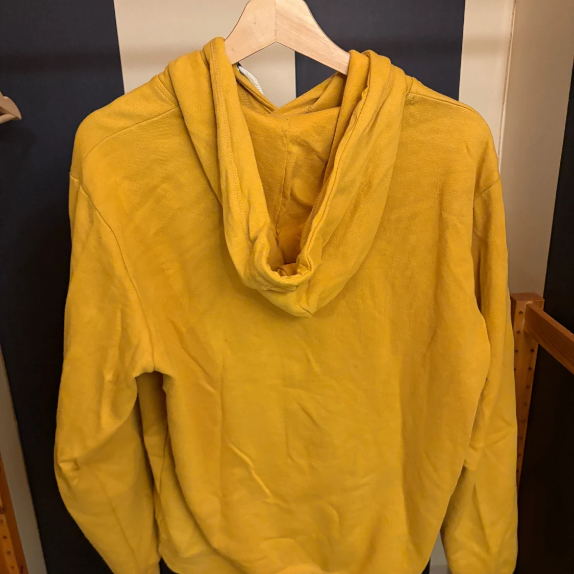 Gul hoodie med huva och ficka - 1