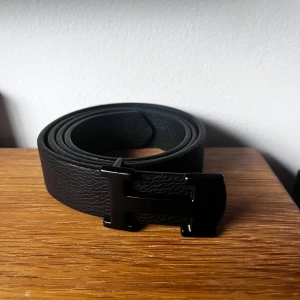 Svart skärp med H-spänne - Snyggt skärp med H-spänne. Bra skick och knappt använd. 