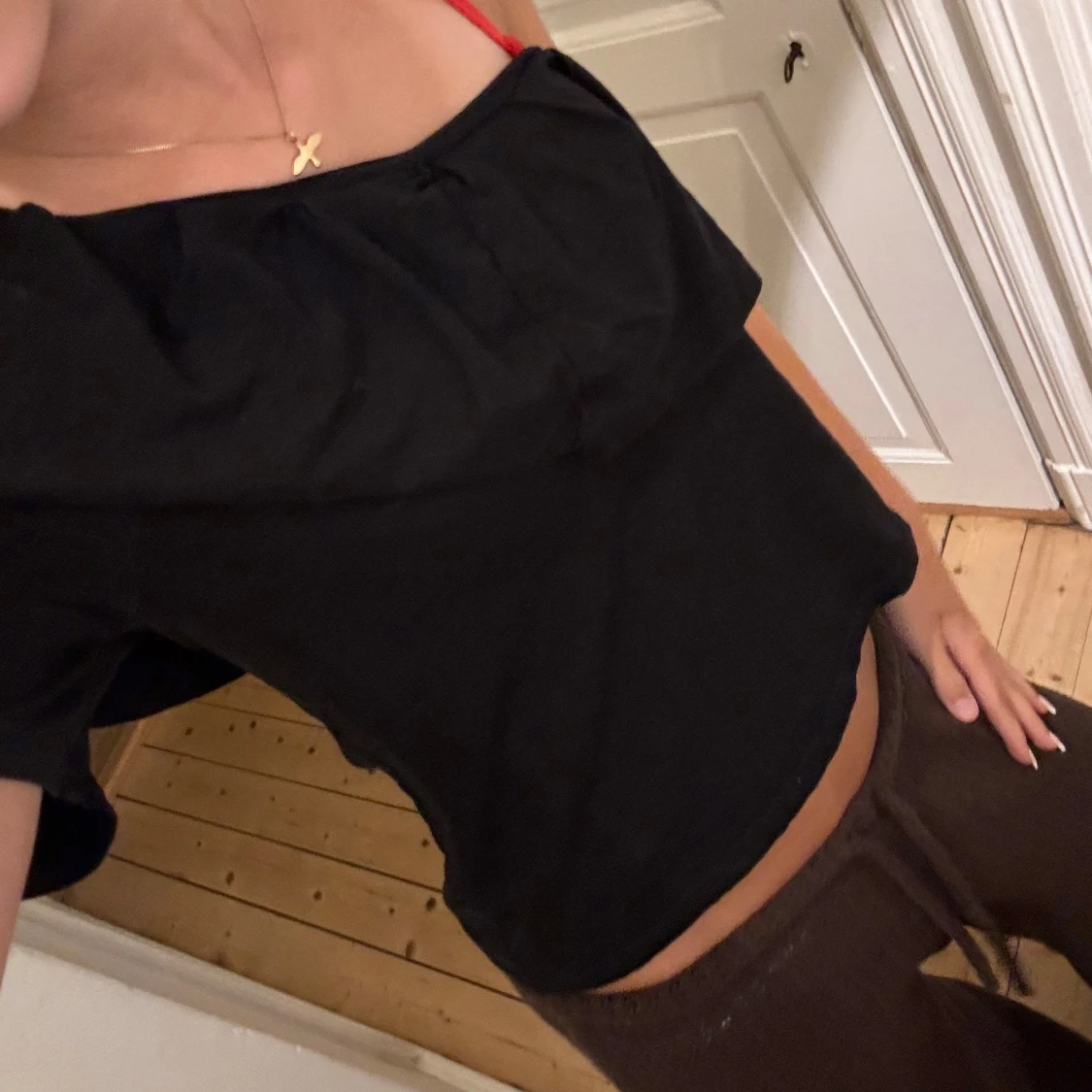 Svart oneshoulder topp med volang - 3