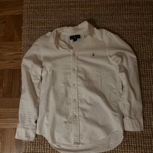 Polo Ralph Lauren skjorta  - Säljer denna stilrena skjortan från polo storlek 16 sitter som en S passar till det mesta, först till kvarn🙌