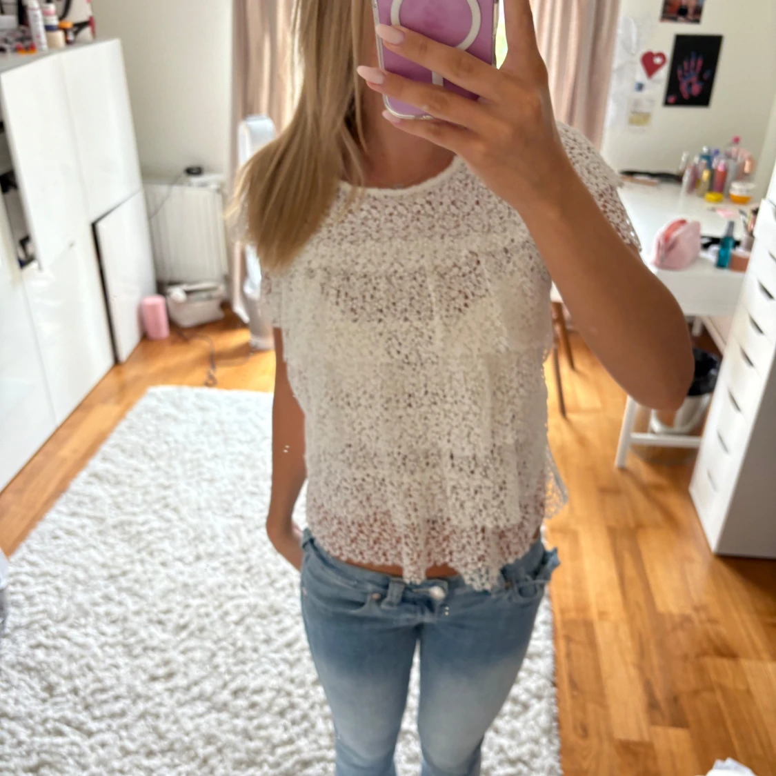 Vit spetsblus med volangdetaljer