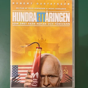 Hundraåringen som klev ut genom fönstret och försvann - DVD - Säljer DVD:n "Hundraåringen som klev ut genom fönstret och försvann". Rolig svensk film i fint skick!