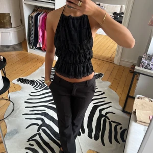 Svart rynkad topp - Svart rynkad topp, perfekt som festtopp! Köpt i Spanien. Använd en gång🤍