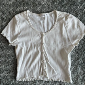 Vit ribbad topp från KappAhl - Supersöt vit ribbad topp från KappAhl med vågiga kanter i storlek 158/164!💜 Har även en likadan fast i ljuslila på min profil👆