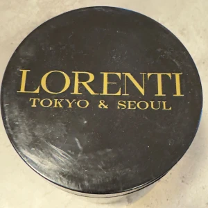 LORENTI Brazilian Keratin Hair Mask  - 💫 LORENTI Brazilian Keratin Hair Mask – salongskänsla hemma. Berikad med keratinproteiner som stärker, slätar ut och ger glans. 💎 Återuppbygger hårets struktur 🌬 Straight & Shine-effekt för frissigt eller skadat hår 🌿 Djup näring utan att tynga ner 🖤 Lyxig svart-guld design 💬 För dig som vill ha kontroll, glans och styrka varje dag. LORENTI är inte bara en hårmask – det är en uppgradering.