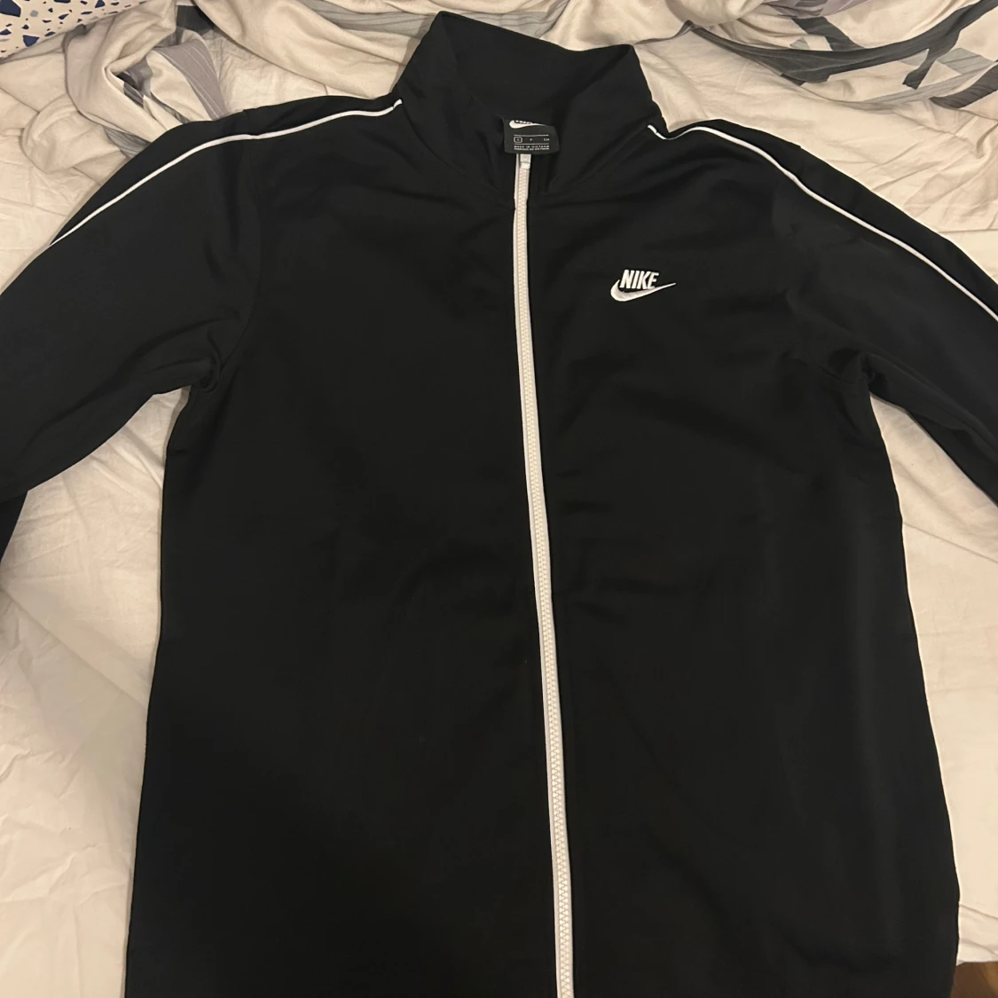 Svart Nike kofta med vita detaljer