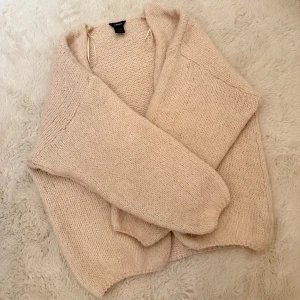 Lindex Kofta - Hej! Säljer denna eftertraktade beiga stickade koftan från Lindex då den helt enkelt inte kommer till användning av mig. Koftan har aldrig användts utan endast blivit testad på en gång så därav är den helt i nyskick utan några defekter. Helt perfekt kofta nu till kyligare dagar.🍁Om du skulle fundera över något är det bara att höra av dig, annars går det superbra att trycka på ”köp”.