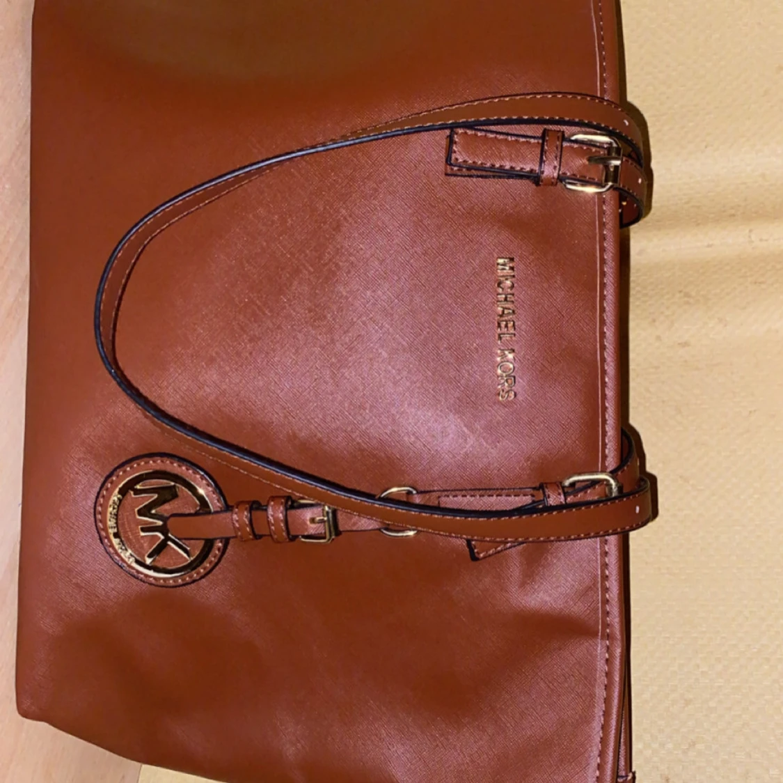 Brun axelväska från Michael Kors - 1