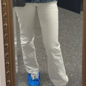 Vita raka jeans  - Så fina jeans från Gina. Knappt använda. Dem är midwaist och passar någon runt 170cm😇😇
