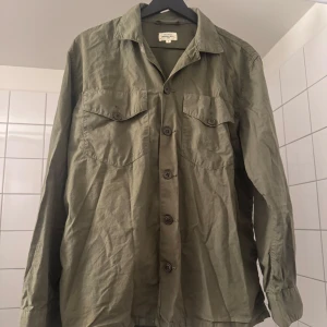 Olivgrön overshirt från Hartford - Nypris 2 nånting minns ej. 