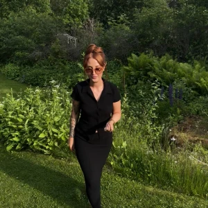 Svart långkjol i stretchigt tyg - Set från Gina tricot 🫶🏻 överdel är i S och kjolen i M. 