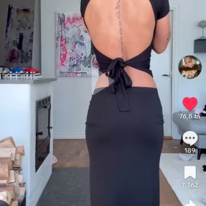 Svart topp med öppen rygg - Jätte fin T-shirt. Knappt använd💕skriv för intresse 