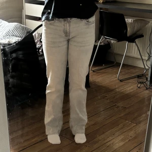 Grå raka jeans från Nelly - Snygga grå jeans från Nelly med raka ben och klassisk fyrficksmodell. Jeansen har en midrise/lowrise tvättad look. Perfekta till sneakers eller boots för en chill vardagsstil. 