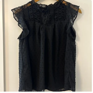 Svart blus  - Supersöt svart blus i jätte bra skick! Hör av er vid frågor annars tryck gärna på köp nu 🤗
