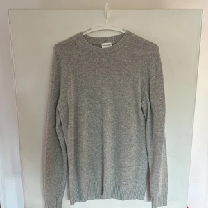 Grå stickad tröja John Henric - En klassisk grå stickad tröja från John Henric. Nypris: 1000kr, storlek S. Tröjan är i nyskick.