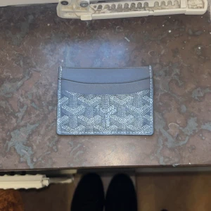 Goy4rd korthållare - grå - prisförslag - snabbafär - Väldigt snygg goy4ard korthållare. Håller upp till 4 kort plus cash. Skriv om ni är intresserade tar emot prisförslag och pris kan diskutera vid SNABBAFÄRR. (EJ ä4ta)