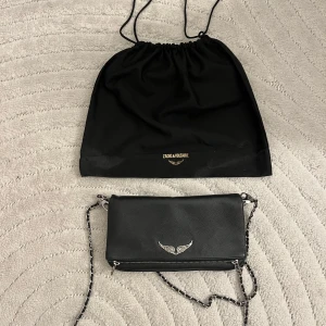 Zadig & Voltaire - Väska Rock Svart ONESIZE - Säljer då den inte kommer till användning. Den har rostat lite vid dragkedjan och de silvriga detaljerna. Dustbagen medföljer.