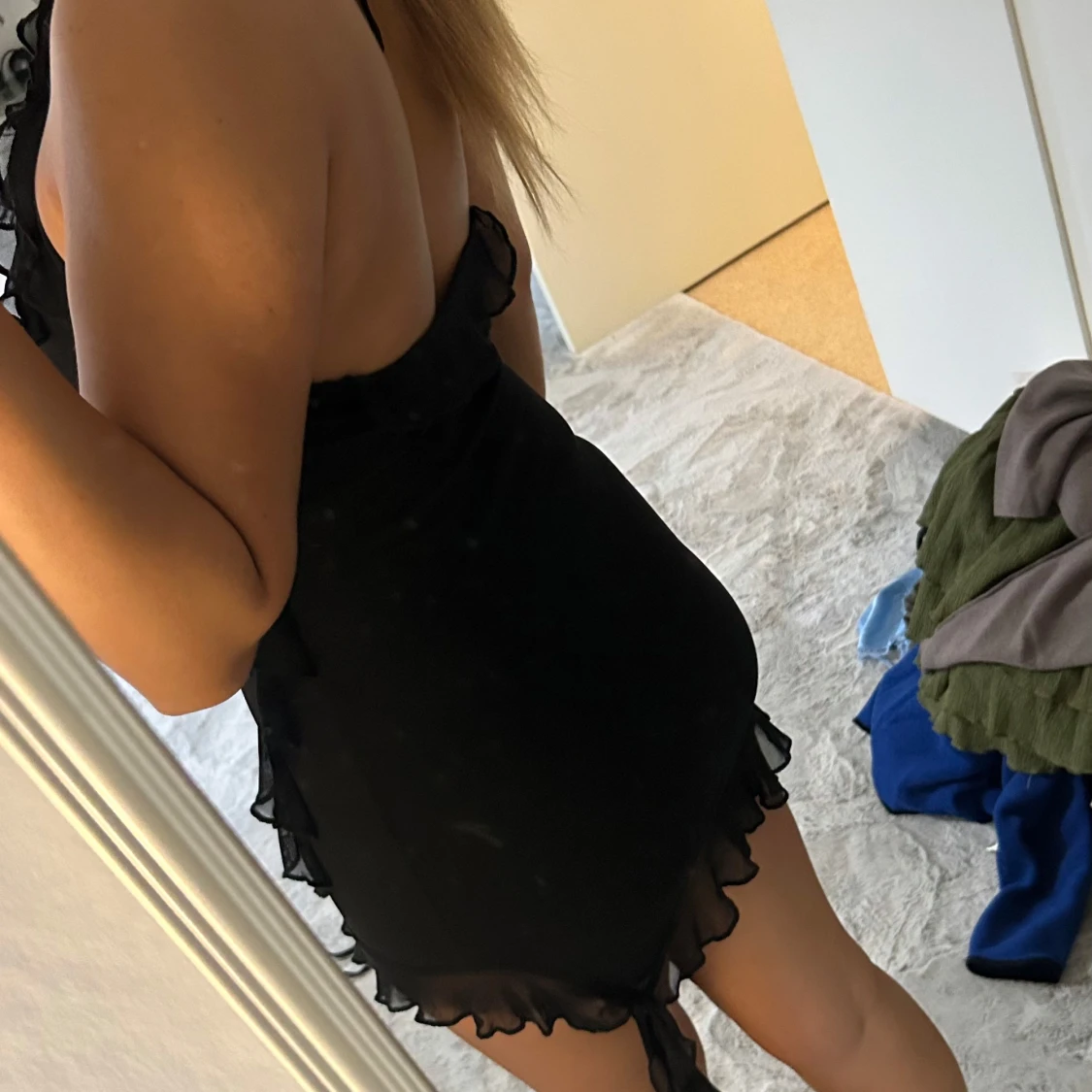 Svart volangklänning med öppen rygg - 1