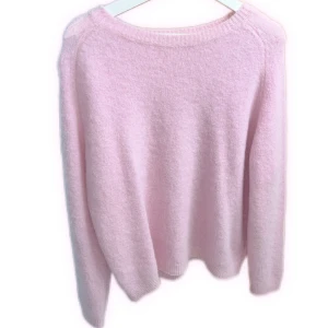 Ljusrosa alpaca-tröja Peura Collection - Supermjuk och fluffig ljusrosa tröja från Peura Collection. Tillverkad i Italien med 52% babyalpacka, 32% polyamid, 13% ull och 3% elastan. Klassisk rund halsringning och långärmad modell, perfekt för kyliga dagar. köpt för över 100€!!