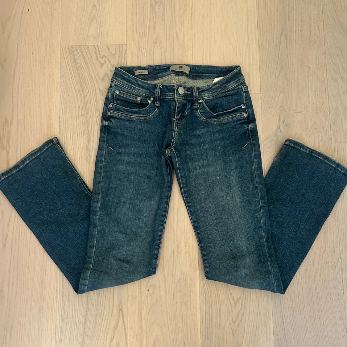 Blå jeans från LTB med bootcut