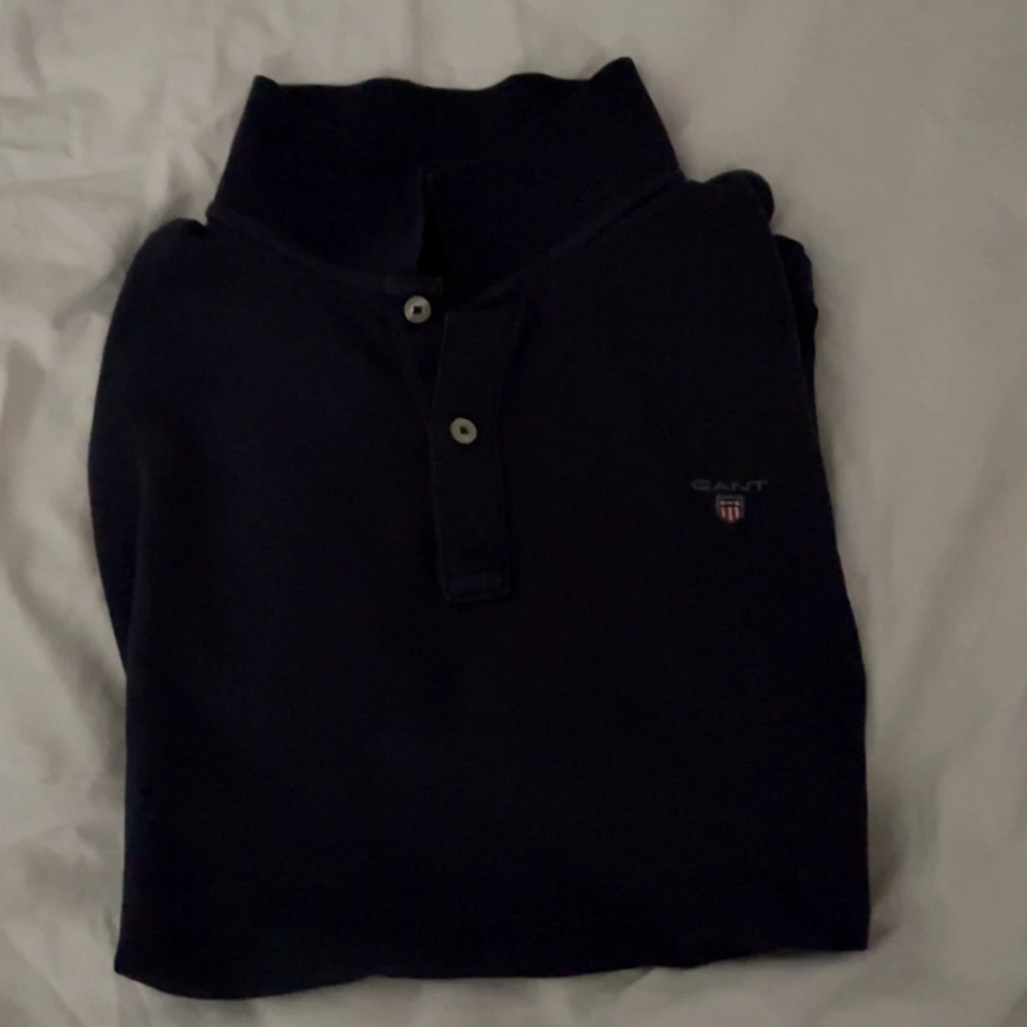 Mörkblå pikétröja från Gant 158-164