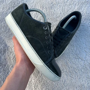 Lanvin uk6 - Hej säljer nu dessa sjukt snygga  Lanvins i färg grå i uk6 passar 41-42 Skick 8/10 Ingår endast skorna Nypris ligger runt 5000kr vårt pris 2499kr Frakar spårbart med PostNord 