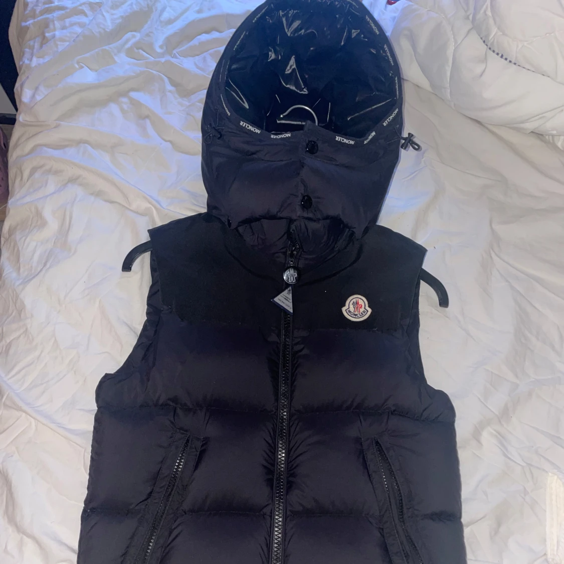 Svart dunväst från Moncler med huva - 1