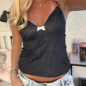 Söt topp - Jätte gulligt prickigt linne🥰