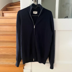 Soft Goat zipup  - Zipup från Soft Goat i 100% kashmir. I fint skick och storlek S