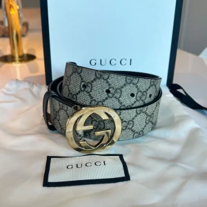Gucci GG Supreme bälte med guldspänne - Säljer ett sällsynt äkta Gucci GG Supreme bälte. Skicket är väldigt bra men viss användning syns på spännet. Kvitto finns och skickas i samband med visat intresse. Det kommer även med originalbox och påse/dustbag. 