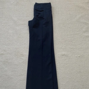 Mörkblå kostymbyxor från Orsay - Snygga mörkblå kostymbyxor från Orsay med raka ben och klassisk passform. Materialet är mjukt och skönt. Säljer då det är för små, köpta på Vinted. Hör gärna av dig vid frågor och funderingar💕