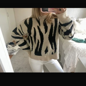 Supertrendig zebra tröja!! - Säljer nu denna fina tröja som är perfekt till hösten och är i strl xs-s, köpt för 825 kr. Aldrig använd och känner att jag inte passade i den.💘💘🫰🏽🥰😇köp gärna direkt!💞🤩