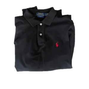 Långärmad Piké, Ralph Lauren. - Långärmad Piké från Ralph Lauren. Svart. Bra skick. Storlek S. Stilig. Enkel att styla och funkar i alla tillfällen. Skriv gärna vid frågor. 