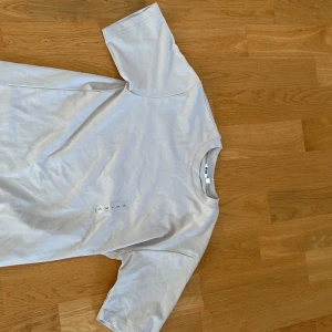 Ljusgrå t-shirt från Uniqlo U Strl S - Snygg ljusgrå t-shirt från Uniqlo U i storlek S. Modellen har klassisk rund hals och korta ärmar, perfekt för en clean och enkel stil. Tillverkad i mjuk bomull som känns skön mot huden. Passformen är normal och färgen är diskret ljusgrå. Inte använd och helt ny, köpt för 249 men mitt pris 200