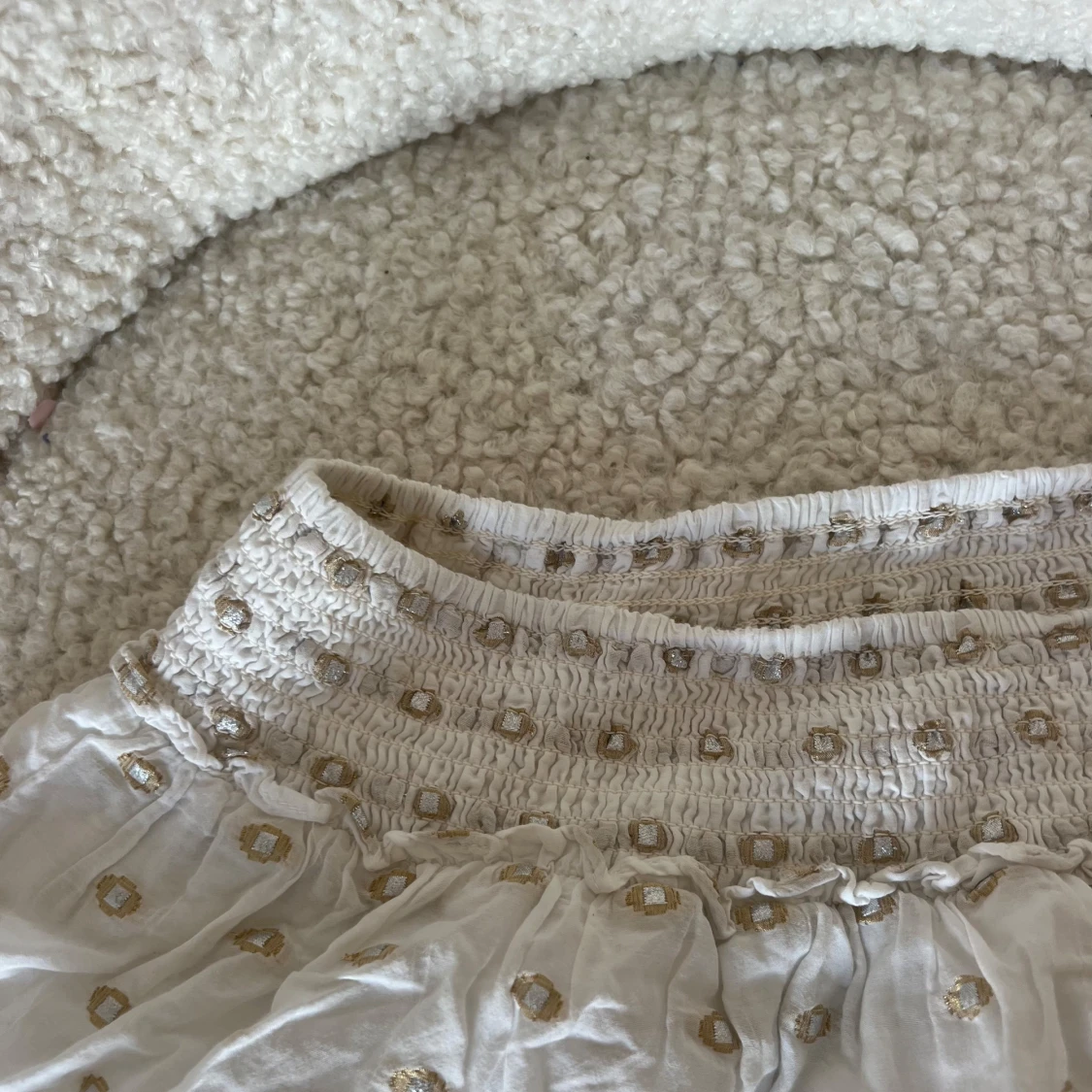 Vit och guldig volangkjol från Zara - 1