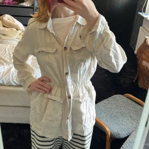 Knytbar linneskjorta! - Beige/off-white skjorta som kan knytas i midjan om man vill ha den lite snatched, men annars funkar den lika bra som vanlig skjorta <3 Jättebra som layering piece under en tjocktröja!!