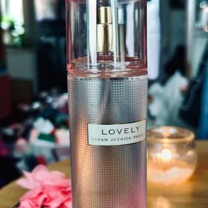 SJP ”Lovely”  Body Mist! - SJP Lovely - Body Mist från Sarah Jessica Parker har en ren, frisk doft med toner av äppelmartini, mandarin och trä. Den har en mix av oväntade dofter, inspirerad av Sarah Jessica Parkers egen modestil med blandningar av mönster, epoker och stiler. 250 ml. Oanvänd.