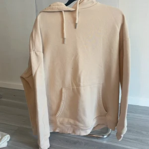 Beige hoodie från NLY Trend XS - Säljer en beige hoodie från NLY Trend i storlek XS. 