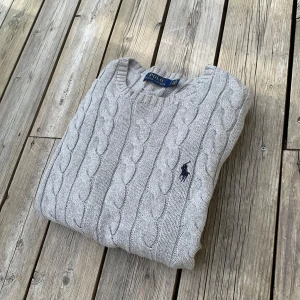 Ralph Lauren Grå Kabelstickad Tröja  - Asfet Kabelstickad tröja från Ralph Lauren. Nyaste modellen. Storlek S. Riktigt fint skick. Hör gärna av er vid funderingar🙌