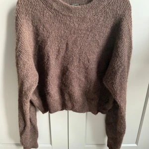 Brun stickad tröja  - Säljer denna snygga stickade tröja i en så fin brun färg i väldigt bra skick