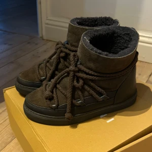 skor från inuikii - säljer ett supersnyggt par brunsvarta skor från Inuikii med snörning, utsidan är i blandannat mocka 😍🥰 snygg chunky stil och perfekta för kalla dagar❣️inga tecken på användning och sparsamt använda 