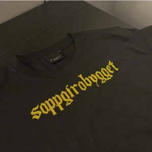 Soppgirobygget merch - Merch t-shirt från Norska gruppen ”soppgirobygget” Storlek S men är unisex så är mer som en M, aldrig använd!😊