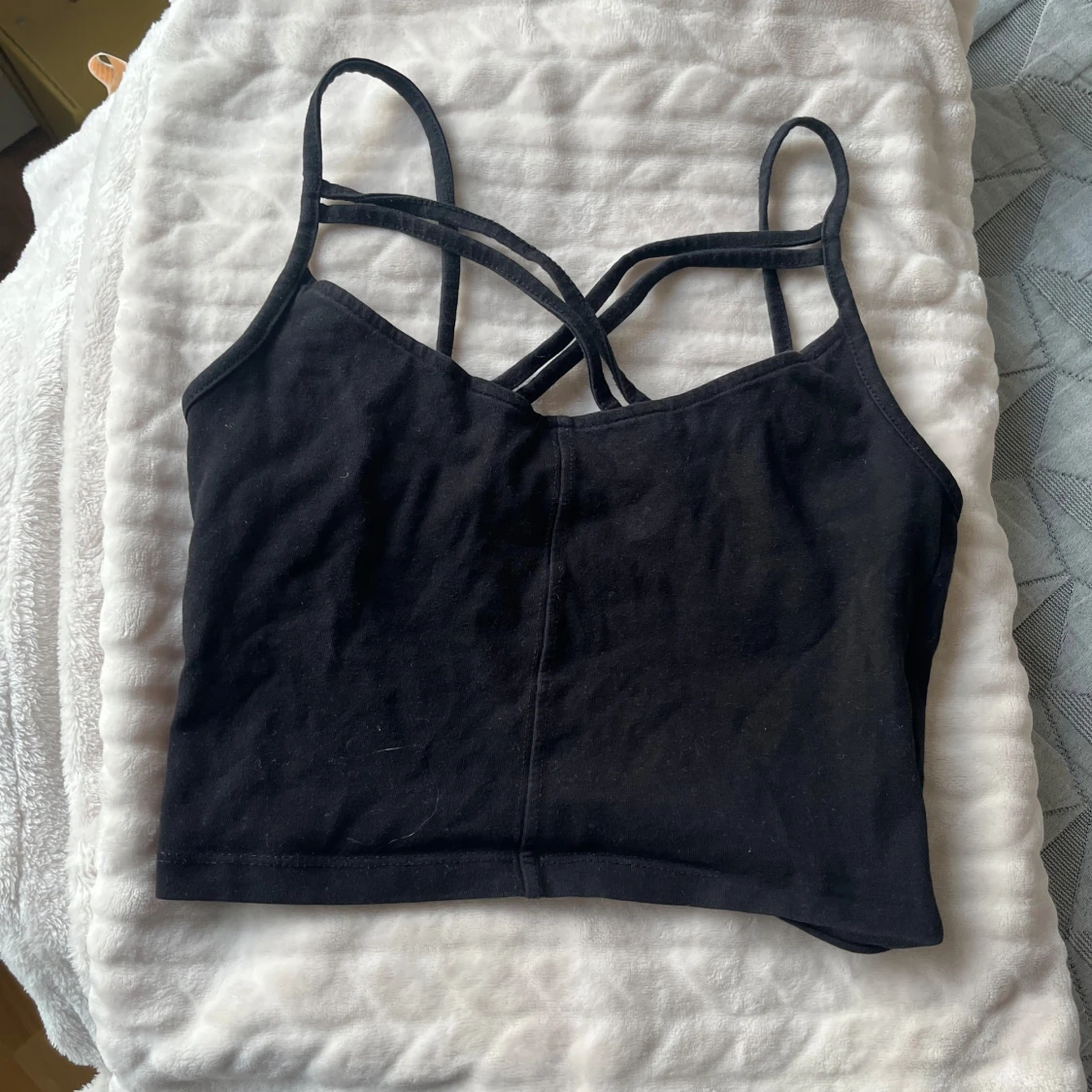 Svart croppad linnetopp med smala band