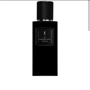 YSL 6 Place Saint Sulpice 125 ml (INTRESSEKOLL) - Exklusiv parfym från Yves Saint Laurent private line, Le Vestiaire des Parfums 6 Place Saint Sulpice. Flaskan är svart och stilren med en elegant etikett. Doften har varma, träiga och ambra toner av labdanum. Rymmer 125 ml och passar dig som gillar lyxiga och sofistikerade dofter. Den är exklusiv då den inte går att få tag på överallt. Köpt på  duty free på flygplats i Thailand. Maximalt 10-15 sprays så fortfarande relativt ny. Original låda finns kvar! Skriv vid fundering!
