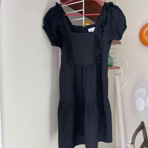 Volangklänning &OtherStories  - Klänning 