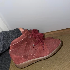 Röda mockaskor Isabel Marant - Säljer mina Isabel marant skor. Använda fåtal gånger, inga defekter eller något sånt. Storlek 39. Pris kan diskuteras!! 