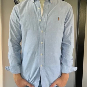 Ljusblå Polo Ralph Lauren Skjorta  - Riktigt snygg, ljusblå Ralph Lauren skjorta, perfekt året runt, i storlek S! | Skick: 9 / 10, utmärkt skick! | Nypris: 1800 | Vårt pris: 799 | Storlek: S | Tveka inte att höra av er om ni har funderingar!
